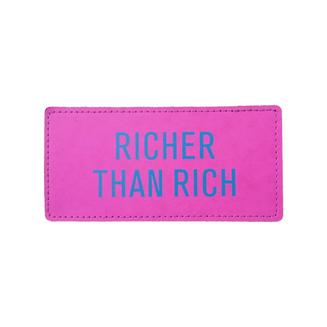 RICHER THAN RICH لزقة سكوتش قابلة للإزالة – وردي