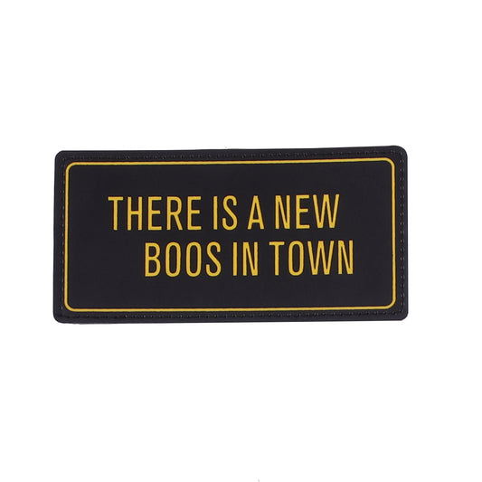 THERE IS A NEW BOSS IN TOWN لزقة سكوتش قابلة للإزالة – ألوان متعددة

